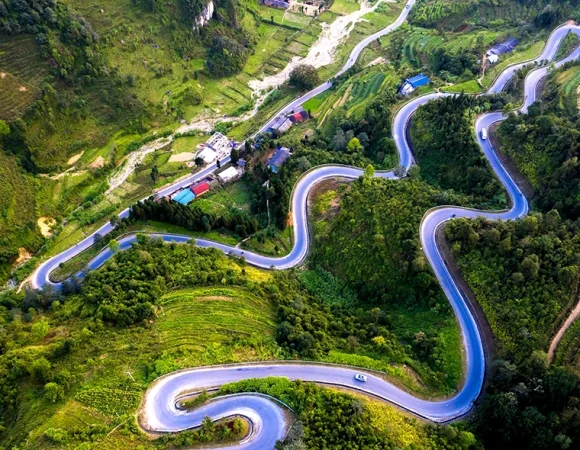 Self-Driving Around Ha Giang: Pros and C...
