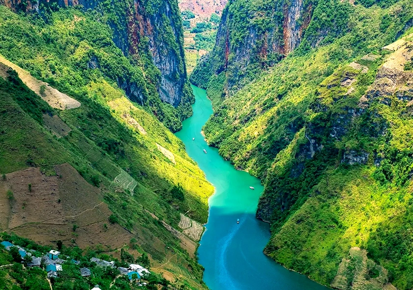Panoramic View of Nho Que River