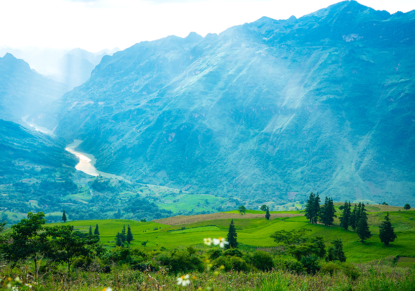 Trekking Tay Con Linh - Conquer the Roof of the Northeast